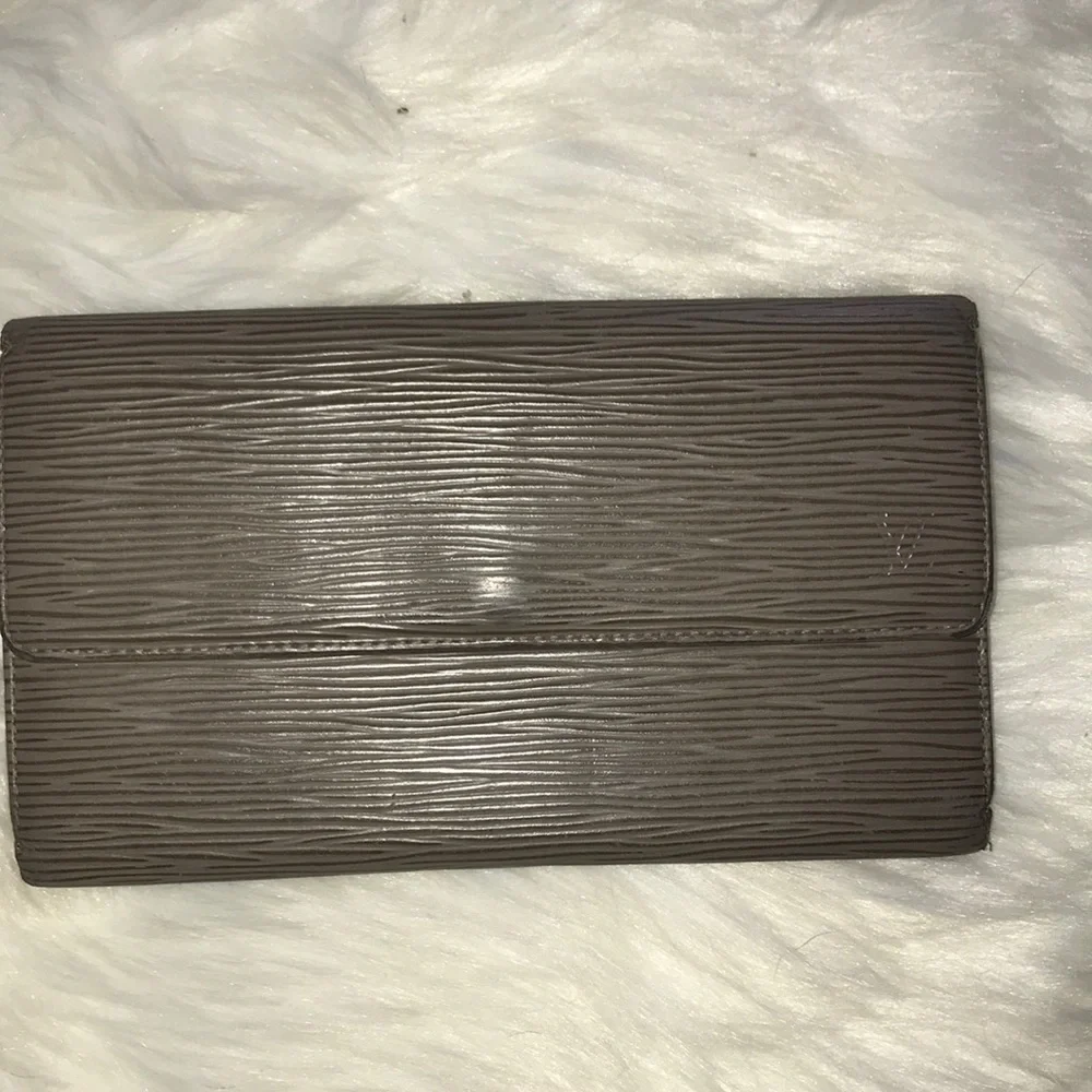 AUTHENTIC EPI LOUIS VUITTON LONG PEPPERED COLORED SNAP WALLET - Picture 2 of 14